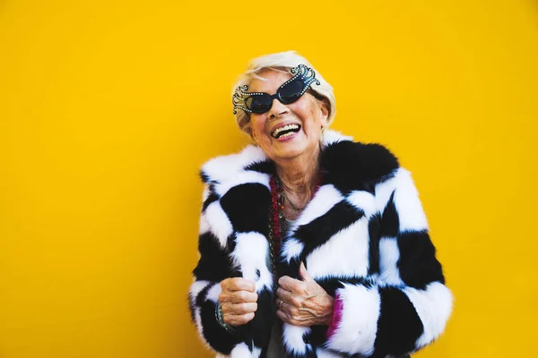Wanita Senior Yang Bahagia Dan Bermain Main Bersenang Senang Potret — Stok Foto