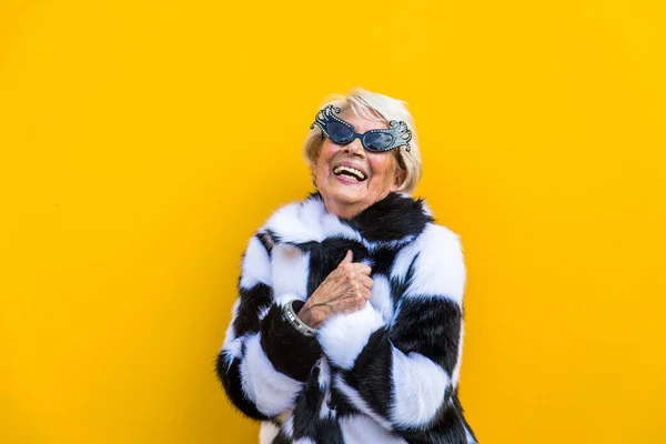 Fröhliche Und Verspielte Seniorin Die Spaß Hat Porträt Einer Schönen — Stockfoto