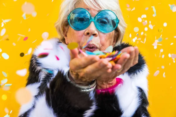 Glad Och Lekfull Äldre Kvinna Att Kul Porträtt Vacker Dam — Stockfoto