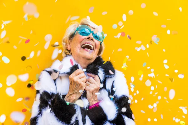 Mulher Sênior Feliz Brincalhão Divertindo Retrato Uma Bela Senhora Acima — Fotografia de Stock