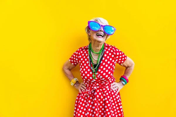 楽しさを持つ幸せと遊び心のあるシニア女性 スタイリッシュな服で70歳以上の美しい女性の肖像画 シニアの人々についての概念 — ストック写真