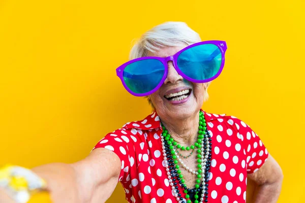 Mulher Sênior Feliz Brincalhão Divertindo Retrato Uma Bela Senhora Acima — Fotografia de Stock