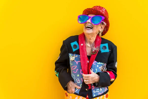 Szczęśliwa Zabawna Seniorka Bawiąca Się Portret Pięknej Damy Powyżej Roku — Zdjęcie stockowe