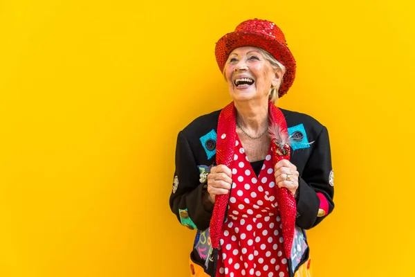 Ευτυχισμένη Και Παιχνιδιάρα Ηλικιωμένη Γυναίκα Που Διασκεδάζει Πορτρέτο Μιας Όμορφης — Φωτογραφία Αρχείου