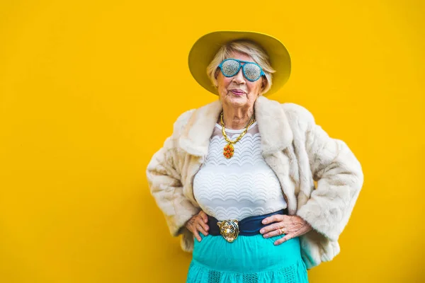 嬉闹的老年妇女快乐的形象 一位70岁以上 衣着时髦 对老年人的看法的漂亮女士的画像 — 图库照片