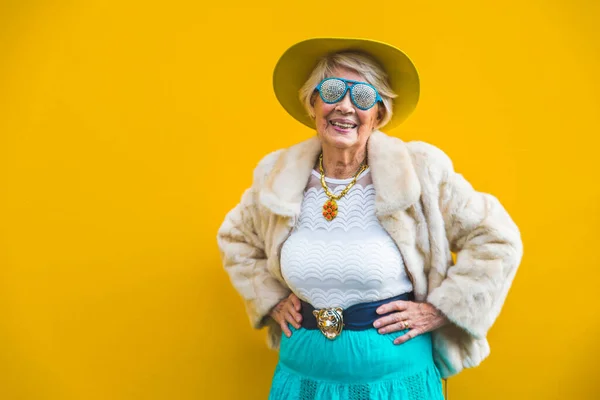 행복하고 장난기있는 나이든 아름다운 노인들에 — 스톡 사진