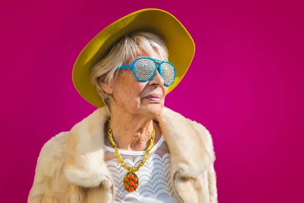 Mujer Mayor Feliz Juguetona Divirtiéndose Retrato Una Hermosa Dama Más — Foto de Stock