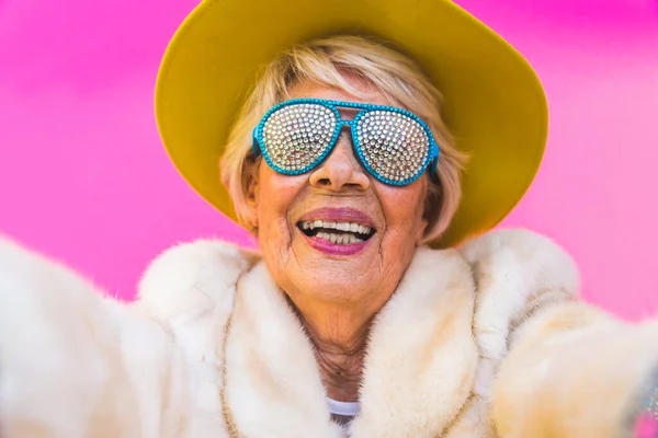 Mujer Mayor Feliz Juguetona Divirtiéndose Retrato Una Hermosa Dama Más — Foto de Stock