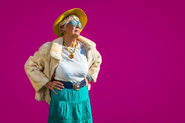 嬉闹的老年妇女快乐的形象 一位70岁以上 衣着时髦 对老年人的看法的漂亮女士的画像 — 图库照片