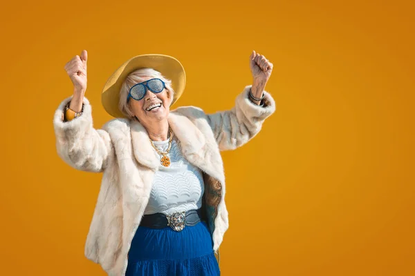 楽しさを持つ幸せと遊び心のあるシニア女性 スタイリッシュな服で70歳以上の美しい女性の肖像画 シニアの人々についての概念 — ストック写真
