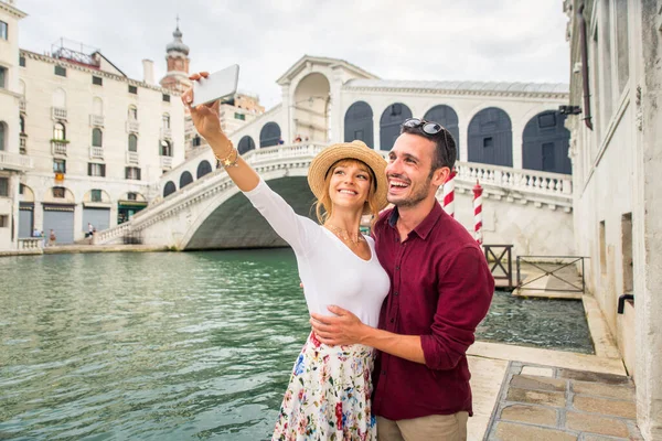 ヴェネツィアを訪れる際に楽しい時間を過ごす美しい若いカップル イタリアを旅行し ヴェネツィアの最も関連性の高いランドマークを観光 ライフスタイル 観光に関する概念 — ストック写真