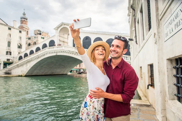 Beatiful Jovem Casal Divertindo Visitar Veneza Turistas Que Viajam Itália — Fotografia de Stock