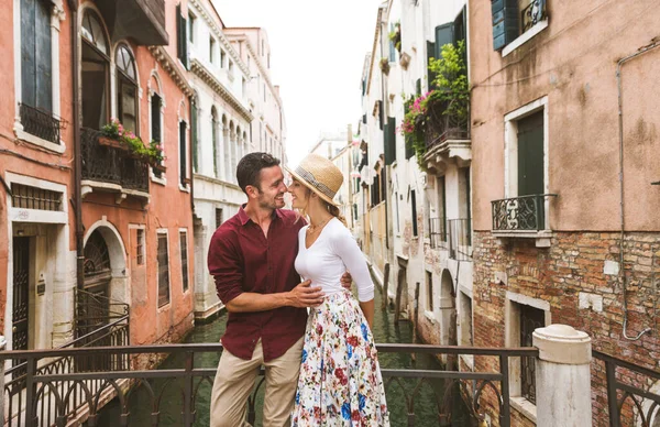 Beau Jeune Couple Qui Amuse Visitant Venise Touristes Voyageant Italie — Photo