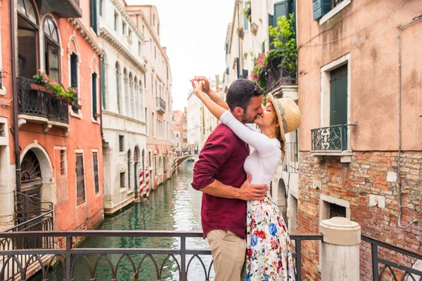 Hermosas Parejas Jóvenes Divirtiéndose Mientras Visitan Venecia Turistas Que Viajan —  Fotos de Stock