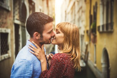 Güzel genç çift Venedik 'i ziyaret ederken eğleniyor - İtalya' da seyahat eden turistler ve Venezuela 'nın en önemli simgelerini görmek - yaşam tarzı, seyahat, turizm konseptleri