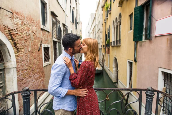Vakkert Ungt Par Som Har Det Gøy Besøk Venezia Turister – stockfoto