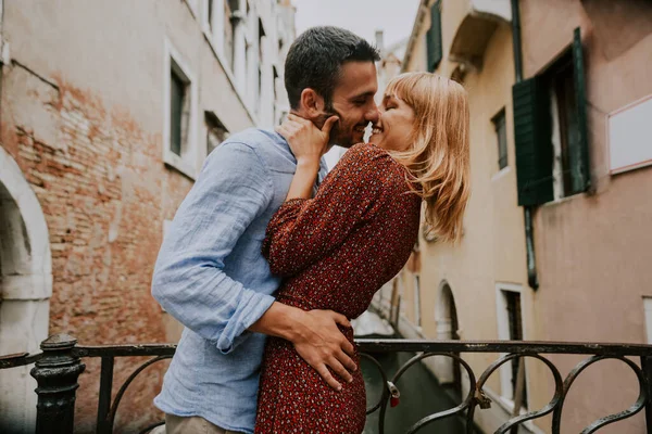 Tacksamma Unga Par Som Har Roligt När Besöker Venedig Turister — Stockfoto