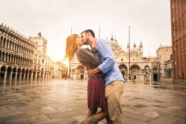 Beau Jeune Couple Qui Amuse Visitant Venise Touristes Voyageant Italie — Photo