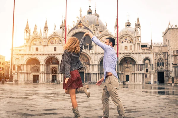 Piękna Młoda Para Bawiąca Się Podczas Wizyty Wenecji Turyści Podróżujący — Zdjęcie stockowe