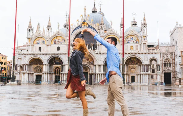 Beatiful Young Couple Having Fun While Visiting Venice Tourists Travelling — Stock Photo, Image