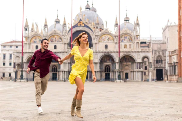 Hermosas Parejas Jóvenes Divirtiéndose Mientras Visitan Venecia Turistas Que Viajan — Foto de Stock