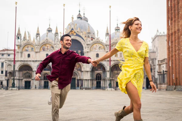 Hermosas Parejas Jóvenes Divirtiéndose Mientras Visitan Venecia Turistas Que Viajan —  Fotos de Stock