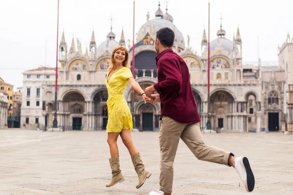 Beatiful Unge Par Have Det Sjovt Mens Besøger Venedig Turister - Stock-foto