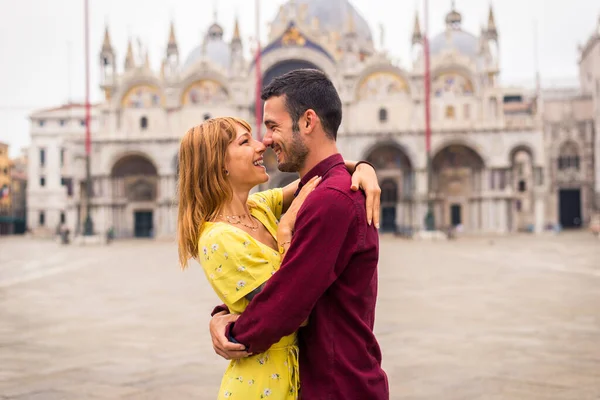 Beau Jeune Couple Qui Amuse Visitant Venise Touristes Voyageant Italie — Photo