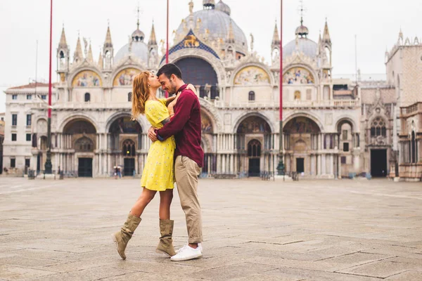 Beatiful Young Couple Having Fun While Visiting Venice Toeristen Reizen — Stockfoto