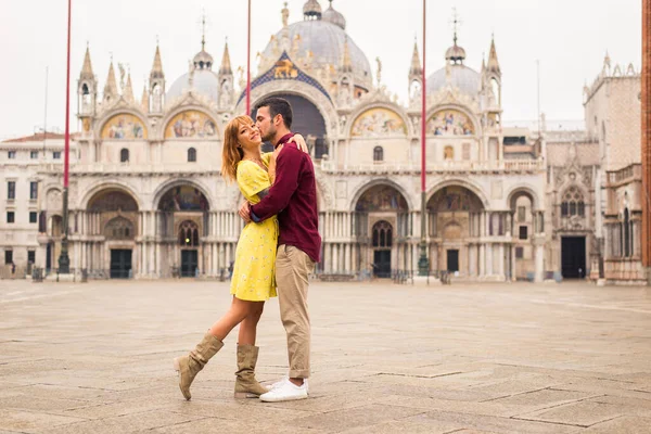 Прекрасная Молодая Пара Развлекающаяся Время Посещения Венеции Туристы Путешествующие Италии — стоковое фото