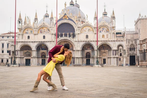 Tacksamma Unga Par Som Har Roligt När Besöker Venedig Turister — Stockfoto