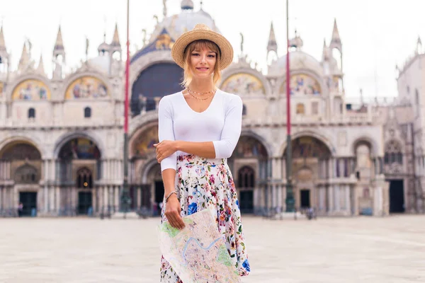 Hermosa Joven Divirtiéndose Mientras Visita Venecia Turista Que Viaja Por — Foto de Stock