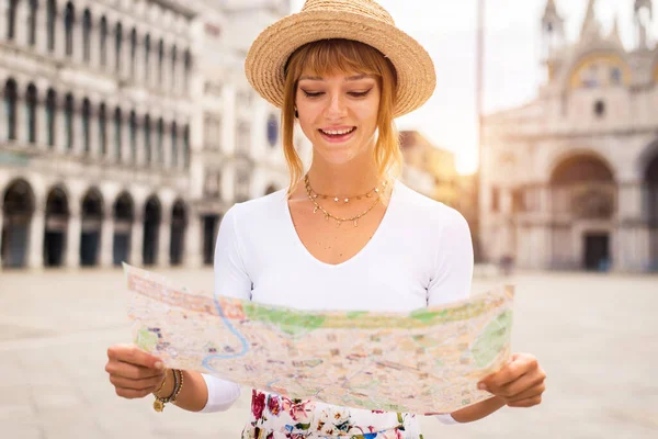 Beatiful Fiatal Lány Szórakozás Közben Velencében Turisztikai Utazás Olaszországban Városnézés — Stock Fotó