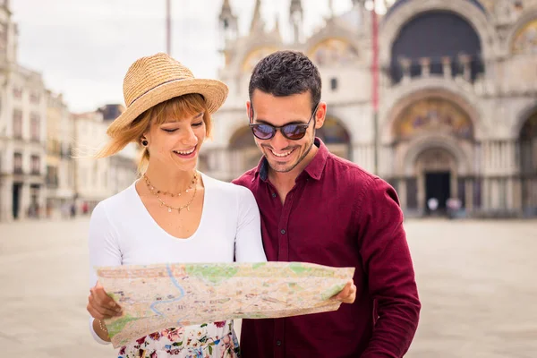 Прекрасная Молодая Пара Развлекающаяся Время Посещения Венеции Туристы Путешествующие Италии — стоковое фото