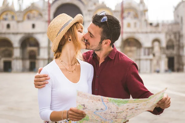 Pasangan Muda Yang Beatiful Bersenang Senang Saat Mengunjungi Venesia Turis — Stok Foto