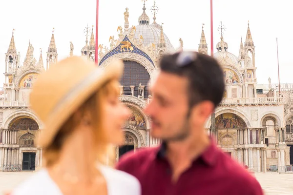 ヴェネツィアを訪れる際に楽しい時間を過ごす美しい若いカップル イタリアを旅行し ヴェネツィアの最も関連性の高いランドマークを観光 ライフスタイル 観光に関する概念 — ストック写真