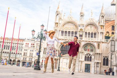 Güzel genç çift Venedik 'i ziyaret ederken eğleniyor - İtalya' da seyahat eden turistler ve Venezuela 'nın en önemli simgelerini görmek - yaşam tarzı, seyahat, turizm konseptleri