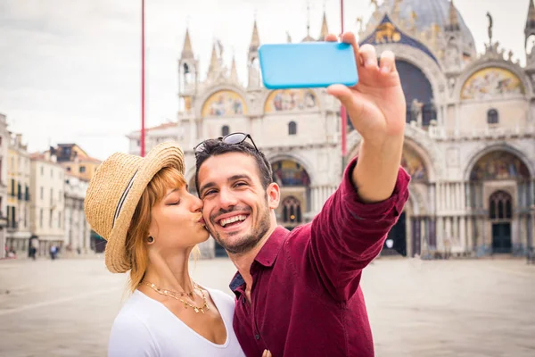 Beatiful Fiatal Pár Szórakozás Közben Velencében Turisták Utazik Olaszországban Városnézés — Stock Fotó