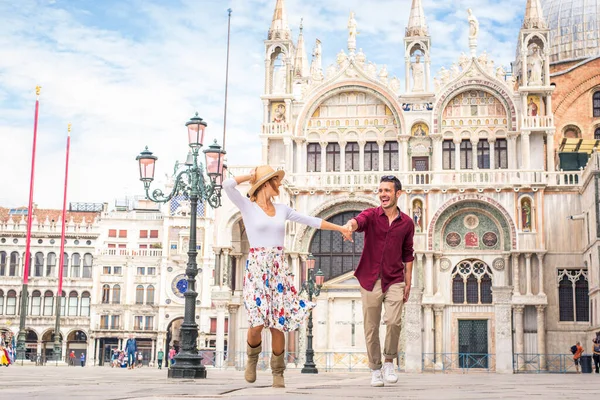 Beatiful Young Couple Having Fun While Visiting Venice Tourists Travelling — Stock Photo, Image