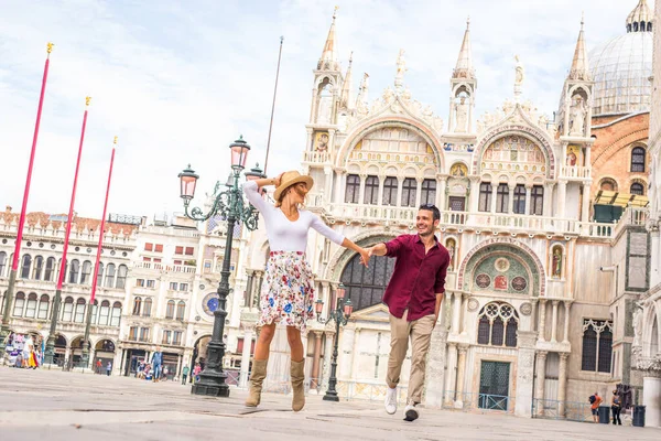 Hermosas Parejas Jóvenes Divirtiéndose Mientras Visitan Venecia Turistas Que Viajan — Foto de Stock