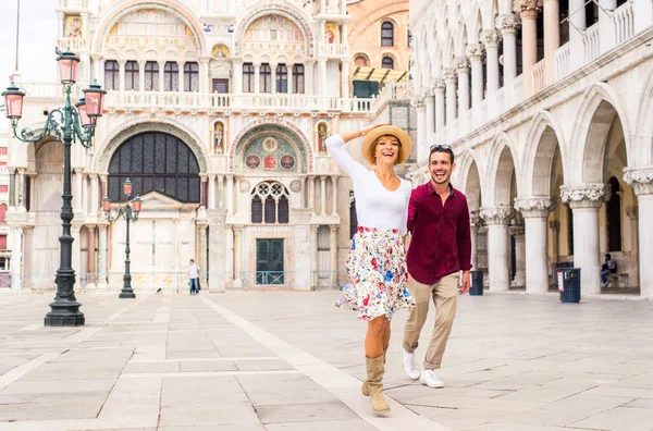 Beatiful Fiatal Pár Szórakozás Közben Velencében Turisták Utazik Olaszországban Városnézés — Stock Fotó