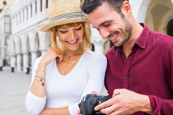 Beatiful Fiatal Pár Szórakozás Közben Velencében Turisták Utazik Olaszországban Városnézés — Stock Fotó