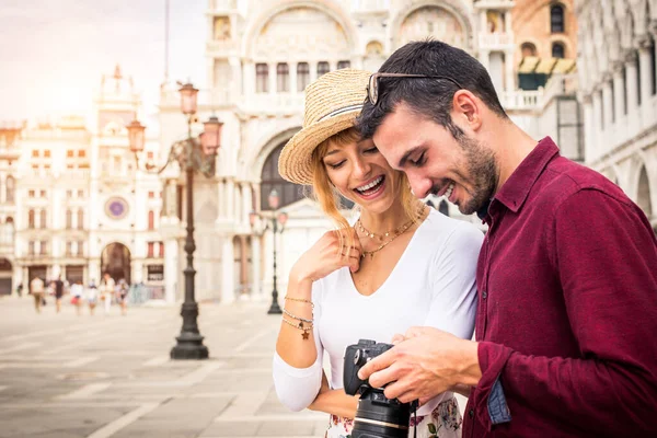 Pasangan Muda Yang Beatiful Bersenang Senang Saat Mengunjungi Venesia Turis — Stok Foto