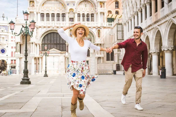 Beatiful Jovem Casal Divertindo Visitar Veneza Turistas Que Viajam Itália — Fotografia de Stock