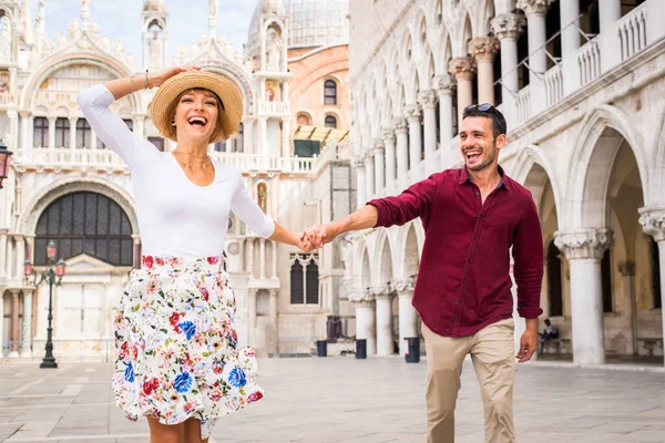 Beatiful Jovem Casal Divertindo Visitar Veneza Turistas Que Viajam Itália — Fotografia de Stock