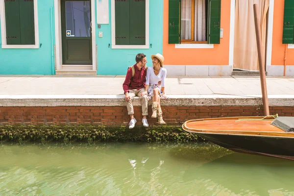 Hermosas Parejas Jóvenes Divirtiéndose Mientras Visitan Venecia Turistas Que Viajan — Foto de Stock