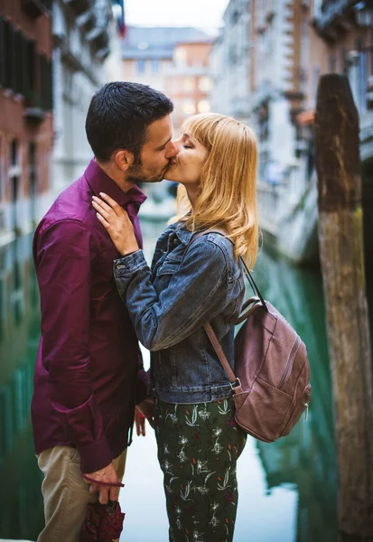 Beau Jeune Couple Qui Amuse Visitant Venise Touristes Voyageant Italie — Photo