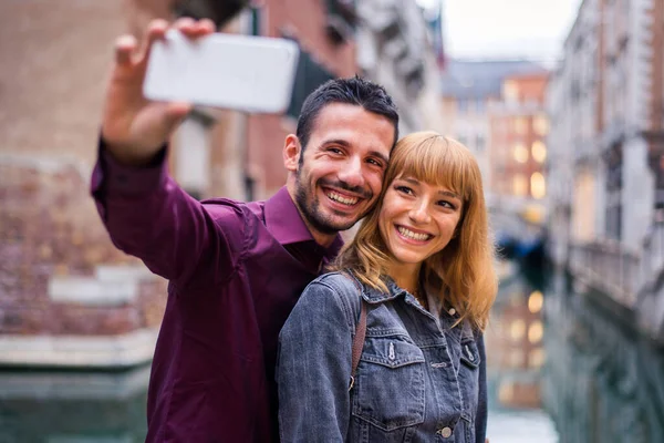 Tacksamma Unga Par Som Har Roligt När Besöker Venedig Turister — Stockfoto