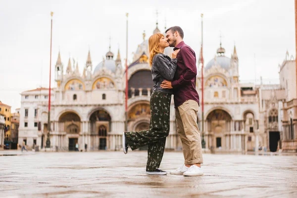 Beau Jeune Couple Qui Amuse Visitant Venise Touristes Voyageant Italie — Photo