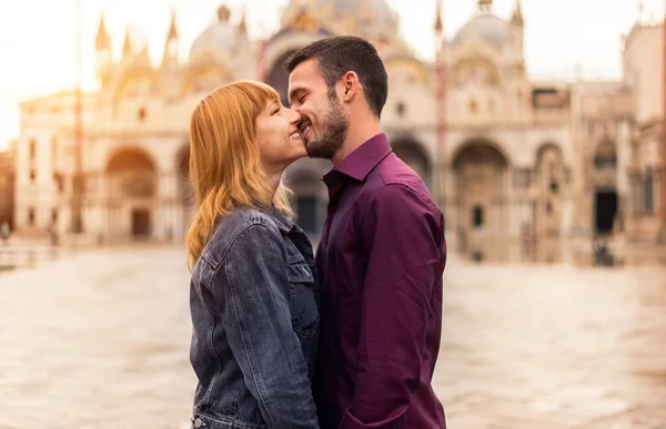 Tacksamma Unga Par Som Har Roligt När Besöker Venedig Turister — Stockfoto